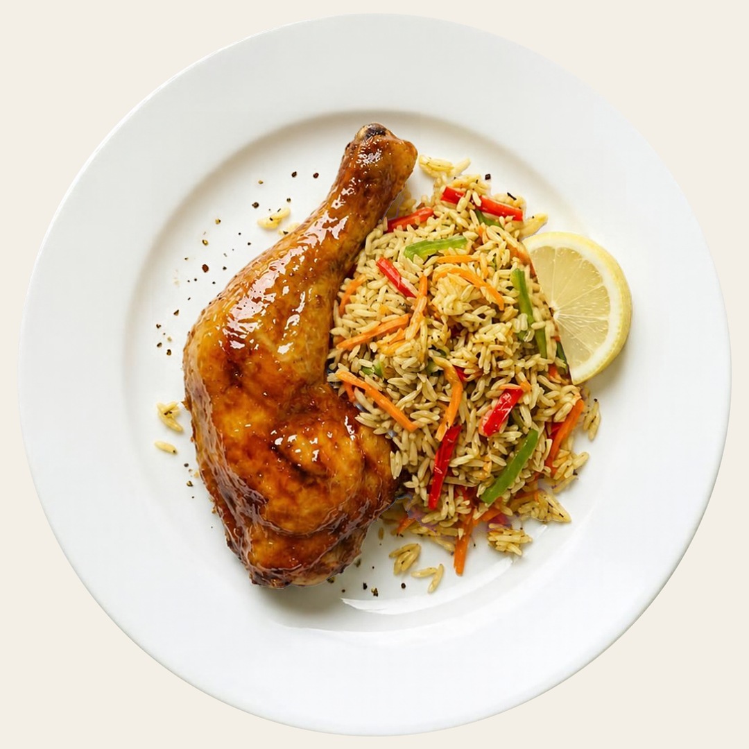 Pollo al horno con arroz y verduras servido en el plato