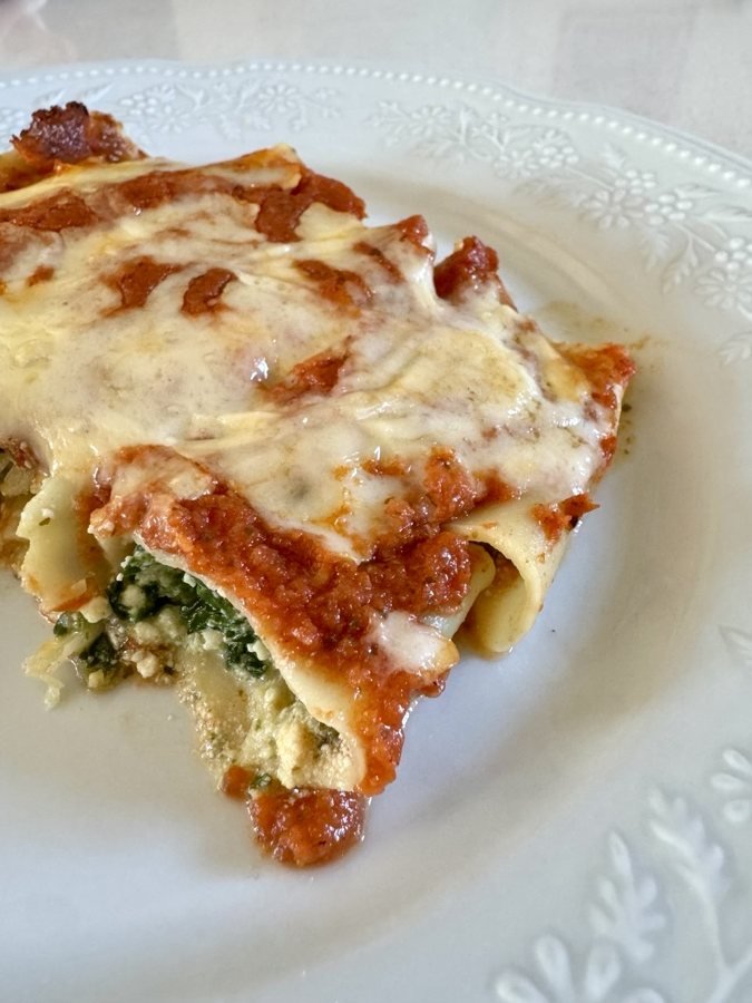Canelones de ricota y espinaca gratinados en el plato