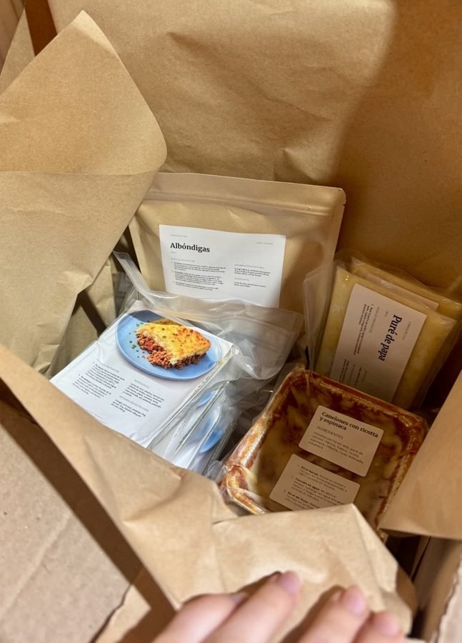 Caja de HoySeCome con albóndigas, pastel de papa, puré de papa y canelones con ricota y espinaca