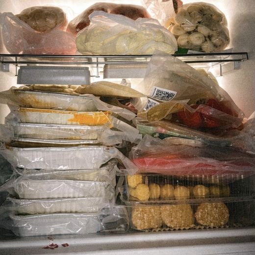 Freezer lleno de platos de HoySeCome en sus envases al vacío
