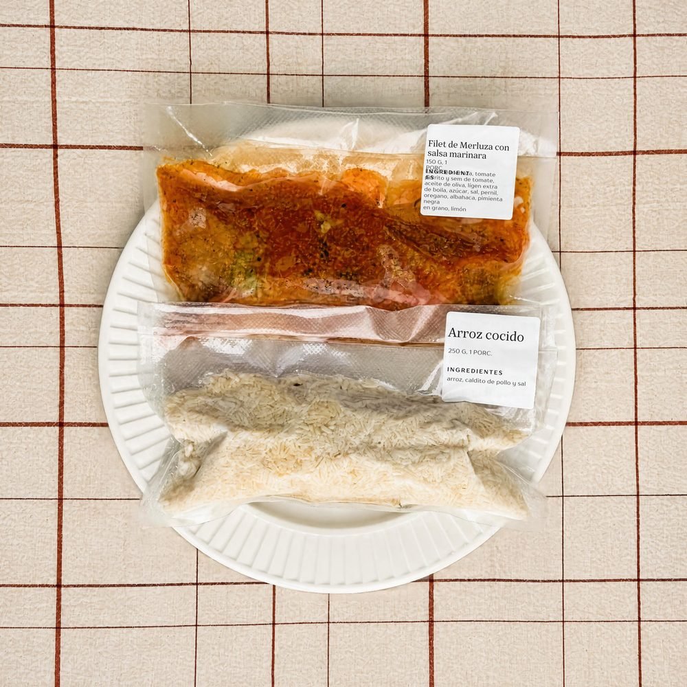 Antes: filet de merluza con salsa marinara y arroz, en sus envases al vacío