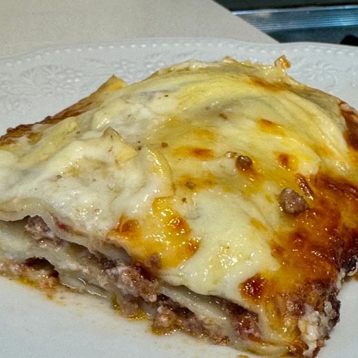 Lasaña casera gratinada, servida en el plato